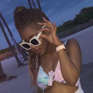 Meet your Posher, Ebonique